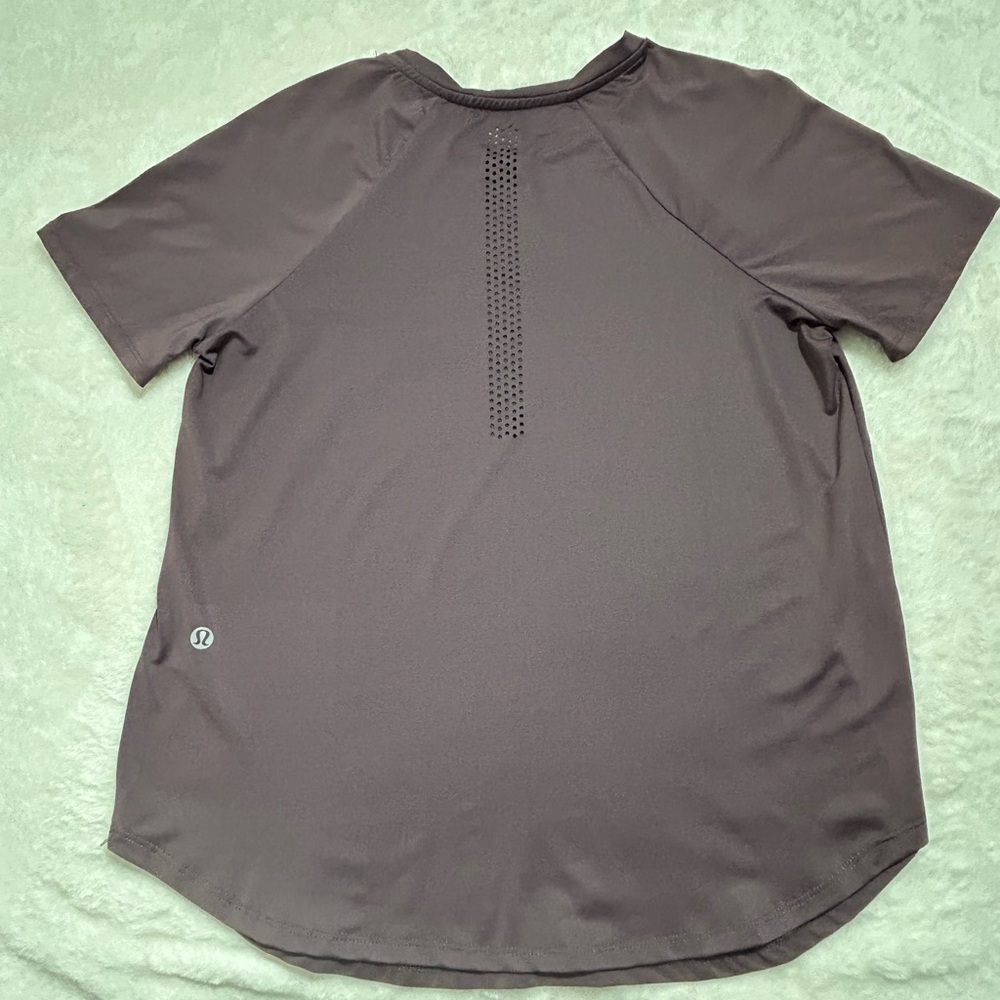 lululemon athletica Deep Plum/Mauve Colored Short Sleeve Quick Dry Tee Size L - Picture 2 of 6